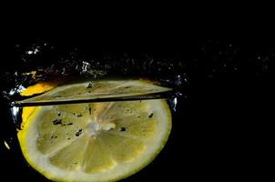superficie dell'acqua di limone foto