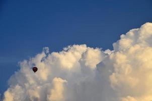 palloncino e grande nuvola foto