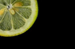 limoni gialli su nero foto