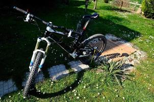 mountain bike in giardino foto