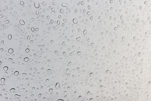 gocce d'acqua sul fondo di vetro della natura foto