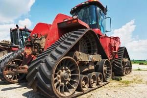 le mietitrebbie e le parti di mietitrebbia presso lo stabilimento sono in attesa di vendita, trattori e macchine agricole, manutenzione ed esportazione foto