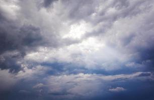 nuvoloso tempestoso sfondo bianco e nero cielo drammatico foto