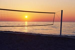 bellissimo tramonto colorato sul mare e il sole splende. cielo arancione. foto