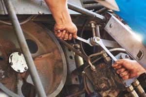 servizio di mietitrebbia, riparazione meccanica del motore all'aperto foto