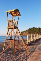 cabina in legno da spiaggia per guardia costiera foto