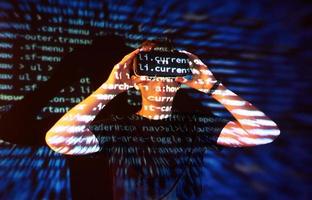 la doppia esposizione di un uomo caucasico e delle cuffie per realtà virtuale è presumibilmente un giocatore o un hacker che decifra il codice in una rete o un server sicuro, con righe di codice foto