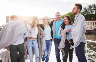 un gruppo di giovani e di successo in vacanza al molo al sole foto