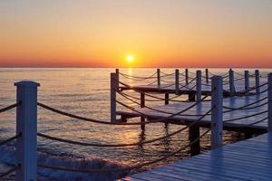 molo del ponte di legno contro un bel cielo misura utilizzata per lo sfondo naturale, lo sfondo e il mare a più stadi foto