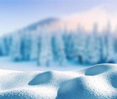 buon natale e felice anno nuovo saluto sfondo con spazio di copia. misterioso paesaggio invernale montagne maestose in inverno. magico albero innevato d'inverno. carpatico. Ucraina. foto