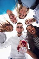 vacanze estive, persone felici - un gruppo di adolescenti che guardano in basso con un sorriso felice sul viso. foto