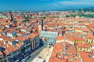 verona, Italia, 12 settembre 2019 vista aerea dall'alto del centro storico citta antica con piazza delle erbe foto