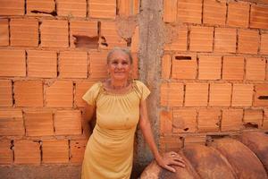 planaltina, brasile, 2-26-22-anziana donna in piedi davanti a casa sua foto