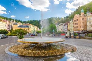 karlovy vary, repubblica ceca, 10 maggio 2019 geyser termale vridlo nel centro storico di Carlsbad foto