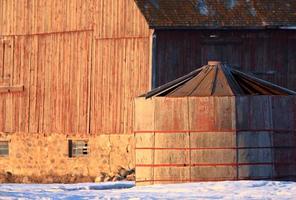 vecchio fienile e granaio in legno saskatchewan foto