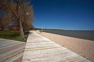 passerella e sabbia a winnipeg beach manitoba foto