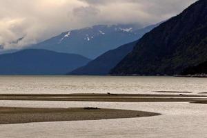 nuvole basse sulle montagne dal fiume skeena di bc foto