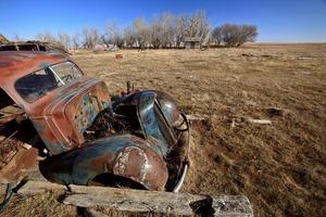 vecchia auto d'epoca nel campo saskatchewan foto