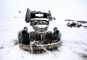 abbandonato il vecchio camion della fattoria in inverno foto