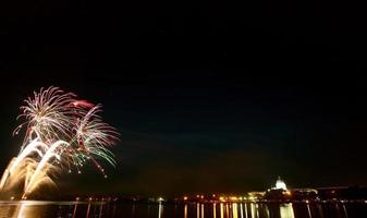 riflessi di luce fuochi d'artificio sul lago wascana foto