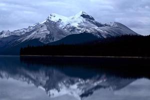 montagne rocciose nel lago maligne in alberta foto