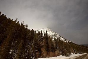 montagne rocciose in inverno foto