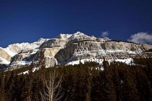 montagne rocciose in inverno foto