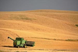 mietitrebbia inattiva nel pittoresco saskatchewan foto