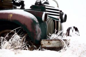 abbandonato il vecchio camion della fattoria in inverno foto