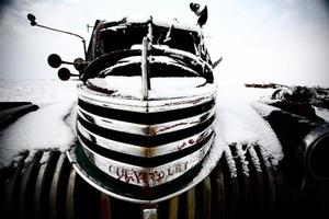 frontend di un camion abbandonato della fattoria olf in inverno foto