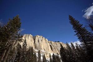 montagne rocciose in inverno foto