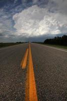 nuvole temporalesche lungo un'autostrada del saskatchewan foto