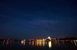 riflessi di luce sul lago wascana foto