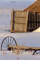 vecchio fienile e ruota del carro in inverno saskatchewan foto