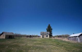 vecchi edifici al lago reed nel nord del manitoba foto