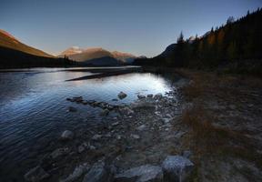 fiume athabasca nel parco nazionale di jasper foto