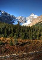 vista delle montagne rocciose lungo la strada panoramica di icefields foto