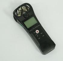 pratico registratore microfonico vicino isolato foto