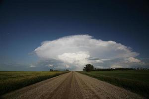 nuvole di tempesta lungo la strada di campagna del saskatchewan foto