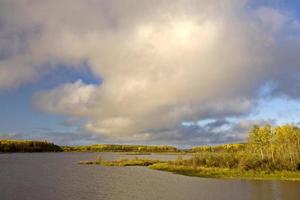 lago manitoba settentrionale vicino a thompson in autunno foto