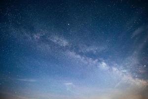 cielo notturno vibrante con stelle, nebulose e galassie. astrofotografia del cielo profondo foto