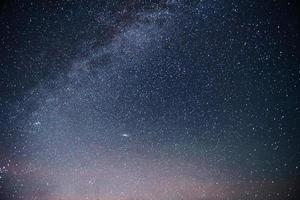 cielo notturno vibrante con stelle, nebulose e galassie. astrofotografia del cielo profondo foto