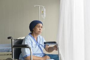 ritratto di donna anziana malata di cancro che indossa una sciarpa per la testa in ospedale, assistenza sanitaria e concetto medico