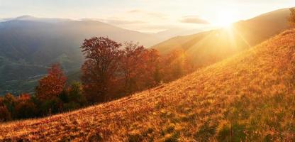 autunno in montagna, paesaggio fantastico foto