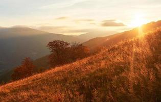 autunno in montagna, paesaggio fantastico foto