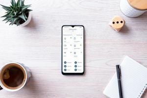 concetto di app di controllo domotico su smartphone. app di monitoraggio e controllo con interfaccia moderna. vista dall'alto, composizione scrivania piatta foto