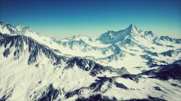 vista panoramica sulla pista da sci con le montagne foto