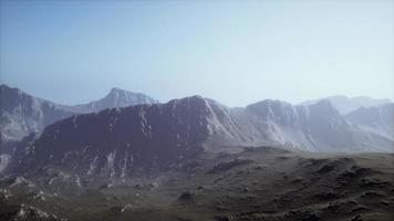 silhouette delle montagne delle alpi svizzere nelle nuvole mattutine foto