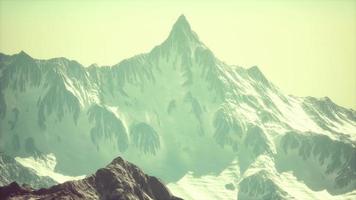 vista panoramica sulle montagne di cime innevate e ghiacciai foto