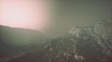 paesaggio della catena montuosa delle dolomiti coperto dalla nebbia foto